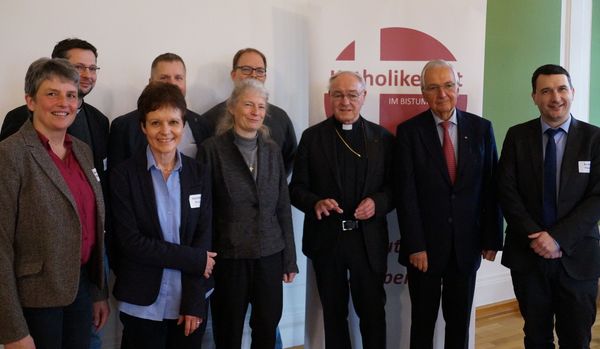 Foto v.l.n.r.: Beate Müller, Seelsorgeamtsleiter Ordinariatsrat Thomas Renze, stellvertretende Vorsitzende Mechthild Struß, Thomas Ebert, Umweltbeauftragte Dr. Beatrice van Saan-Klein, Christoph Heigel, Bischof Heinz Josef Algermissen, Prof. Klaus Töpfer, Katholikenratsvorsitzender Steffen Flicker